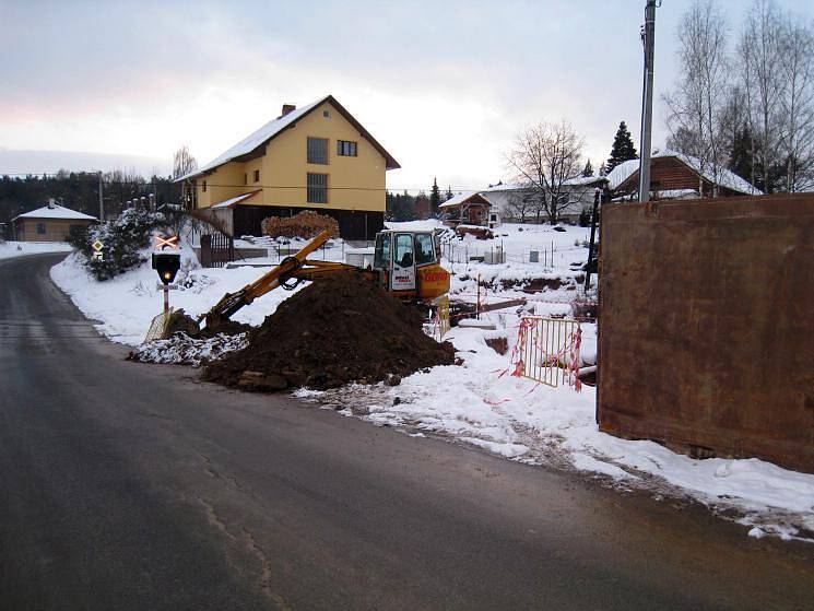 Před železničním přejezdem se vedení kanalizace muselo vyhnout můstku přes potok a právě tam se silnice propadá a trhá