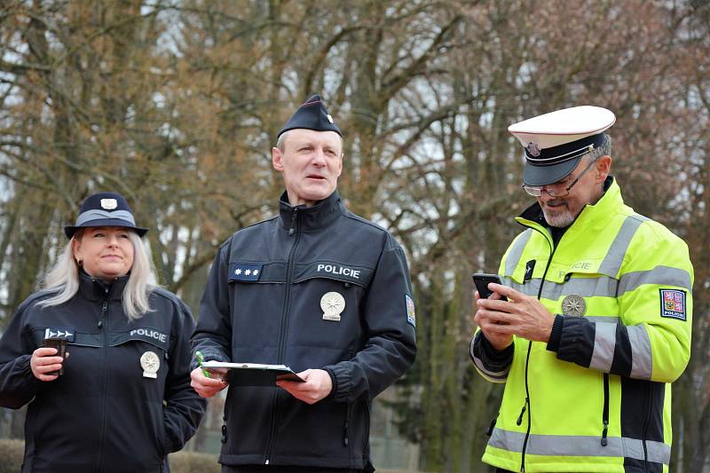 Přes bariéry s policií.