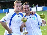Miroslav Pavlík (vlevo) a Jan Kadeřábek, střelci finálových branek Nespek, se těšili z pohárů pro nejlepší mužstvo turnaje. 