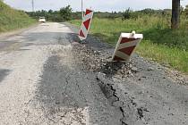 Silnice z Chrástu nad Sázavou do Krhanic je plná výmolů.