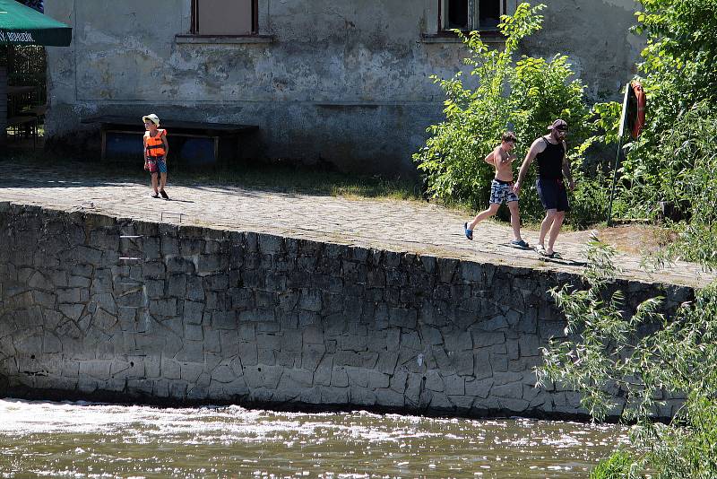 Rekreační vodáci na řece Sázavě na jezu Kaňov u Krhanic.