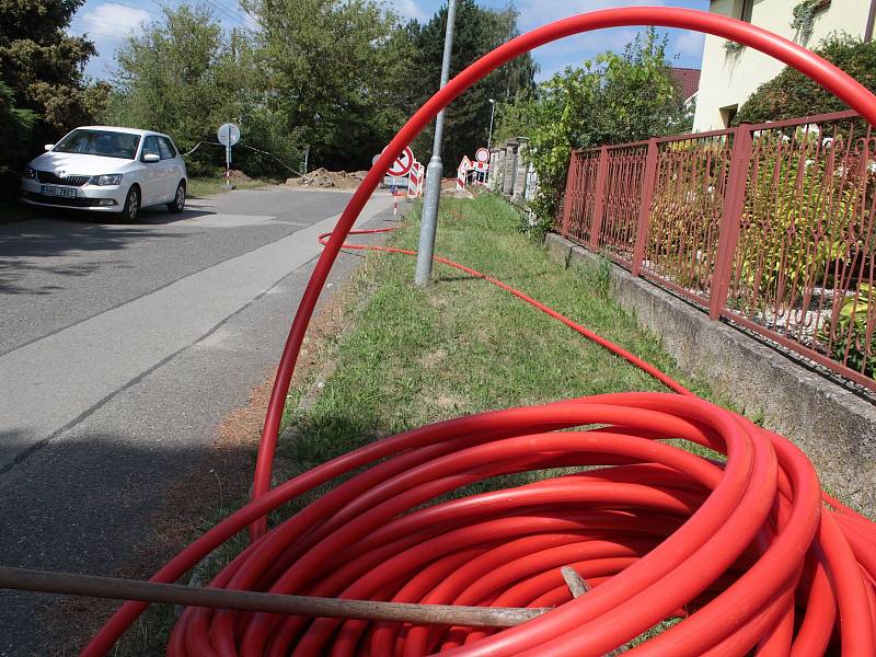 Práce v Sadové a Příčné ulici v Týnci nad Sázavou.