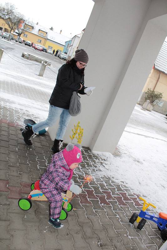 Velikonočnímu putování za zajíčky v Bystřici tentokrát počasí nepřálo.