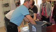 Dvě minuty do ukončení hlasování, poslední volič, otevření a vysypání volebních uren v benešovském okrsku 2.