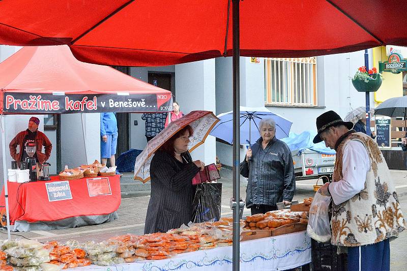 Farmářské trhy v Benešově na Masarykově náměstí.