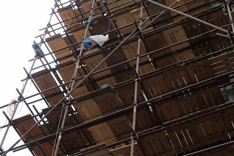 Oprava věže kostela Všech svatých potrvá do konce října.