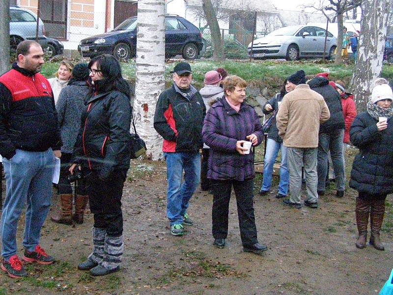 Rozsvěcení vánočního stromu ve Vojkově.