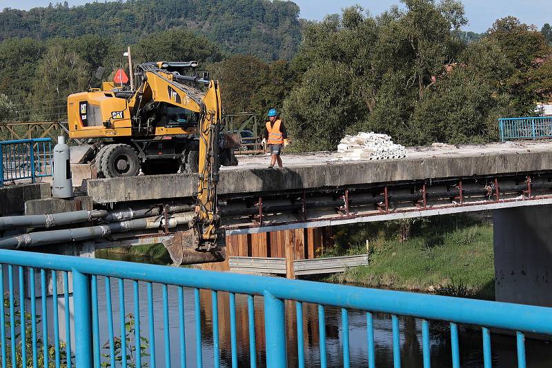 Demolice mostu v Sázavě.