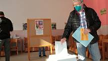 Parlamentní volby: Týnec nad Sázavou, volební okrsek číslo 1 je tradičně ve staré škole.
