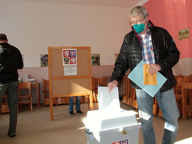 Parlamentní volby: Týnec nad Sázavou, volební okrsek číslo 1 je tradičně ve staré škole.