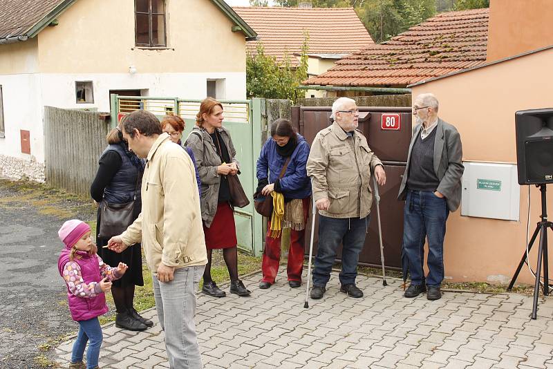 V Přistoupimi odhalili pamětní desku obětem holocaustu