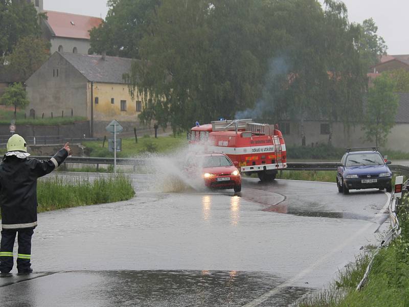 Zaplavená silnice II/150 v Jankově.