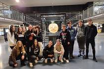 Žáci třídy 3. B OA Vlašim v ČNB u největší zlaté mince v Evropě. Foto: Hana Jiroušková