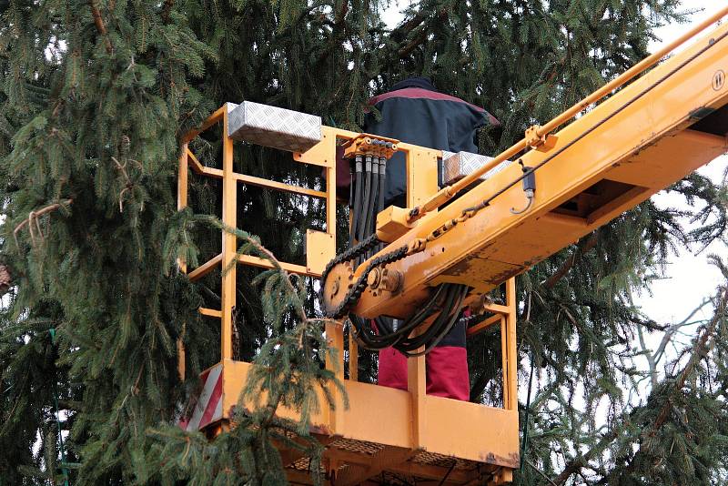 Odstrojování výzdoby vánočního stromu na Masarykově náměstí v Benešově.