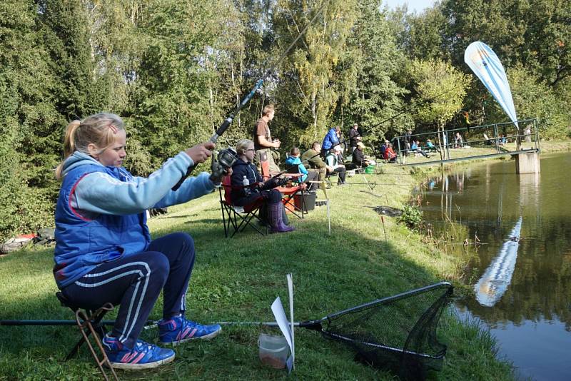 Malí rybáři předvedli, jak nejlépe a nejrychleji dokážou ulovit rybu.