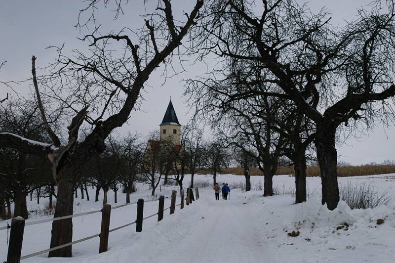 Chvojen a kostel sv. Jakuba a Filipa.