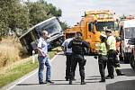 Vyproštění autobusu po nehodě na silnici II/111 u Divišova v pondělí 13. července 2020.