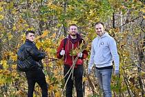 Členové Sokola Vlašim se sešli v sobotu u místní sokolovny, aby v rámci podzimní části akce Ukliďme Česko uklidili její okolí.