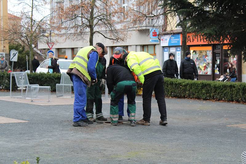 Transport a instalace vánočního stromu na Masarykovo náměstí.