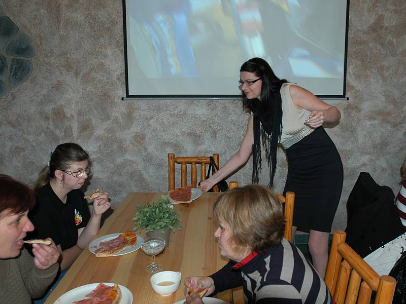 Praktická výuka žáků z Katušky ve Stone bowling baru v Tyršově ulici.