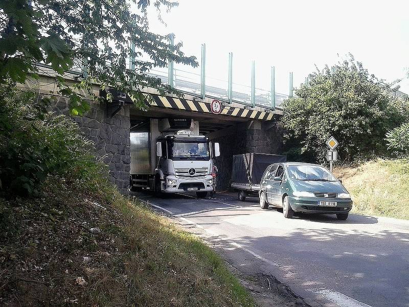 Mosty na silnici I/3 projdou do opravou která má skončit na začátku září. Poškozuje je těžká doprava na nich i pod nimi. Například v Máchově ulici už uvízla řada kamionů.