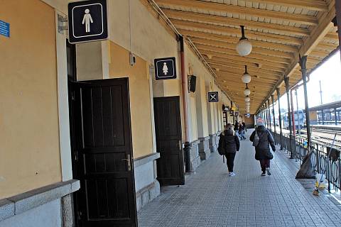 Toalety na vlakovém nádraží v Benešově.