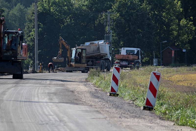 Rekonstrukce silnice II/112 by měla skončit do začátku října. Na snímku je úsek mezi Chotýšany a Brukem.