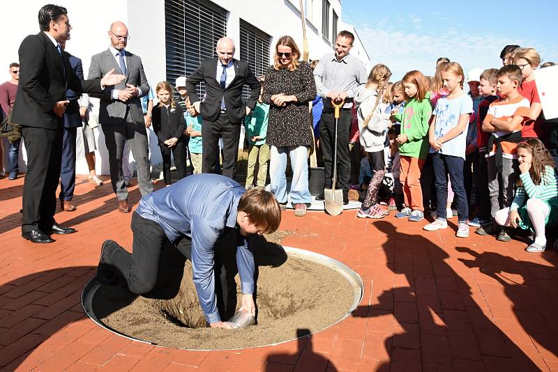 Ze slavnostního otevření Základní školy Amos v Psárech-Dolních Jirčanech.