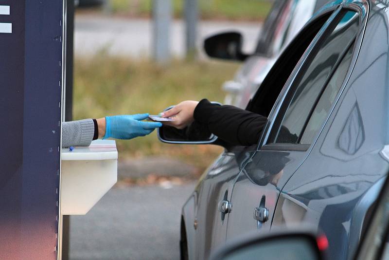 Z testovacího místa na koronavirus v ulici Ke Stadionu v Benešově.