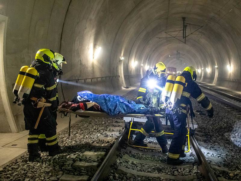 Cvičení IZS ve votickém železničním tunelu.
