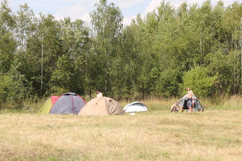 Elektronická hudba bude znít po celý víkend Táborskými kasárnami v Benešově.