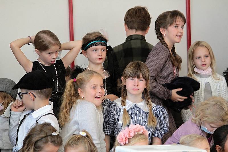 Projektový měsíc v Základní škole v Chotýšanech na téma první Československá republika vyvrcholil prezentací žáků před rodiči a prarodiči.