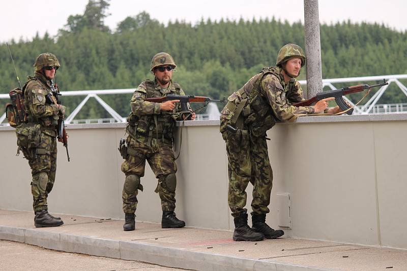 Příslušníci Aktivních záloh AČR nacvičovali na přehradě Švihov na Želivce ochranu strategických objektů.