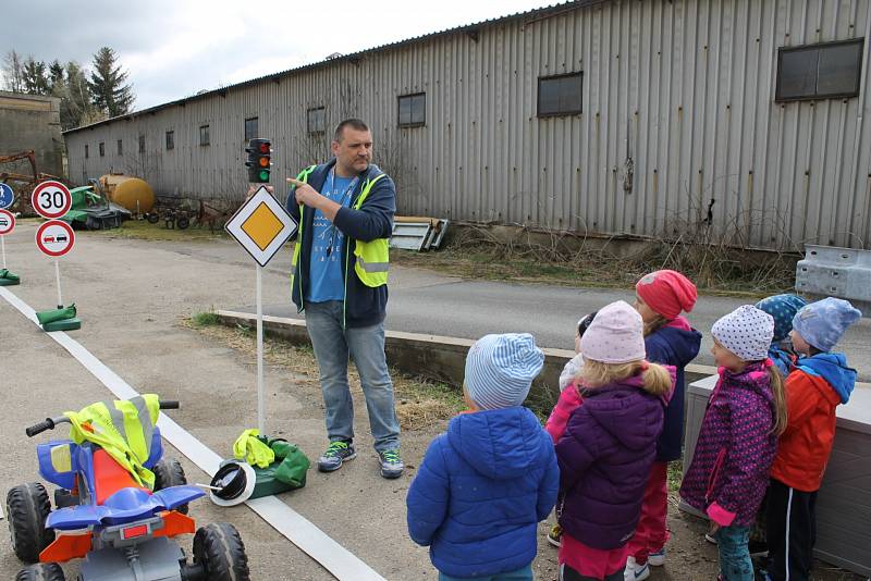 Mobilní hřiště navštívilo obec Ratměřice. Děti si tak mohly vyzkoušet silniční provoz v praxi.