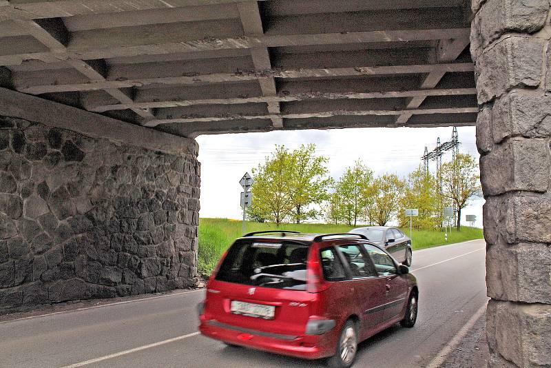 Mosty na silnici I/3 projdou do opravou která má skončit na začátku září. Poškozuje je těžká doprava na nich i pod nimi.