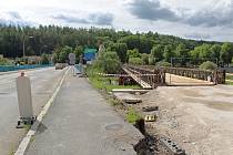 Z výstavby provizorního mostu přes řeku v Sázavě.