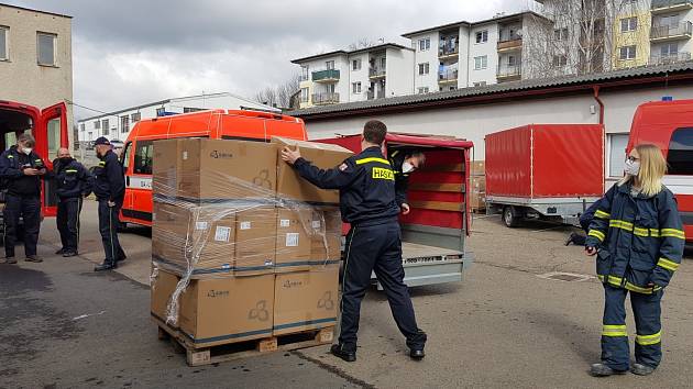 Distribuce testů do škol z centrálního krajského skladu hasičů v Benešově.