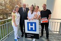 Natáčení dalšího dílu seriálu Kriminálka Curych se odehrálo v benešovské Nemocnici Rudolfa a Stefanie. Herec Christian Kohlund se ochotně vyfotografoval i s nemocničním personálem.