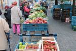 Farmářský trh v Benešově nevlídné sobotní počasí nezhatilo.