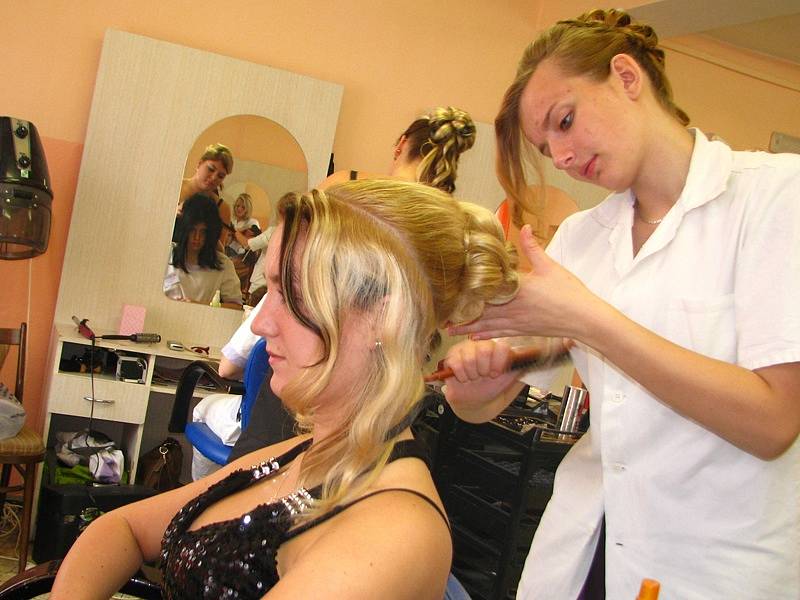 Projektový den kadeřnic a kosmetiček ve Střední škole ekonomiky, obchodu a služeb Benešov. 