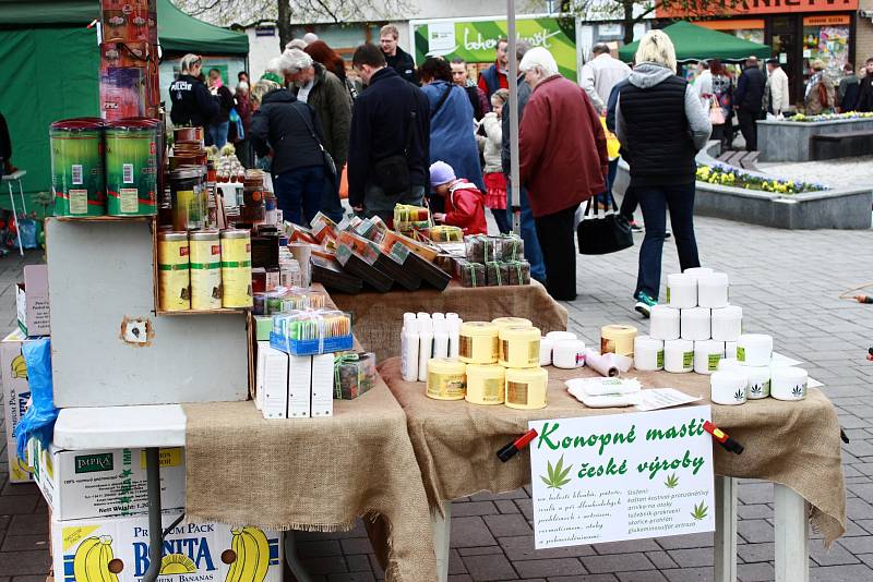 Trhovci se opět sjeli na Masarykovo náměstí, aby zahájili sezónu farmářských trhů v Benešově.