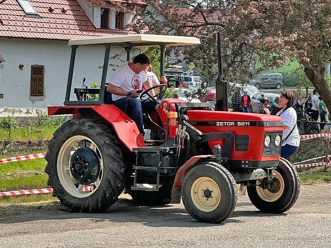 Jedenadvacáté setkání traktorů Zetor v Nahorubech.