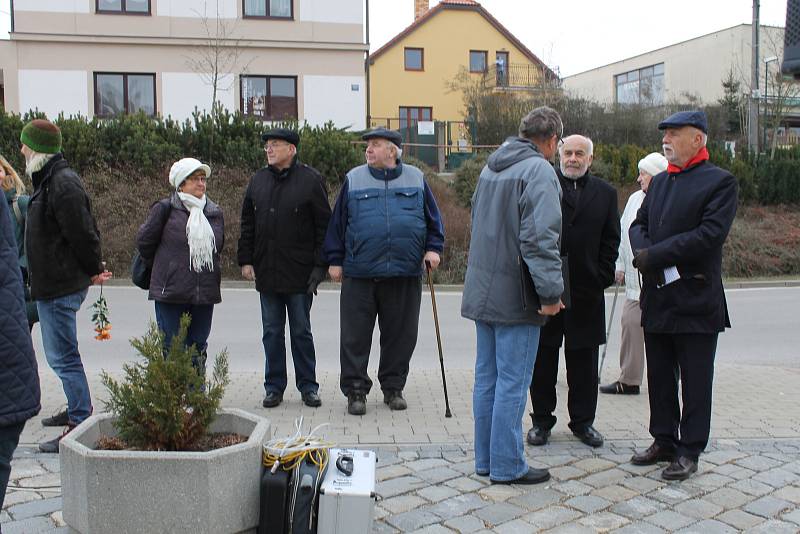 Odhalením pamětní desky na památku obětem transportu smrti si v pátek 25. ledna 2019 veřejnost a představitelé Čerčan připomněli tragickou událost starou 74 let.