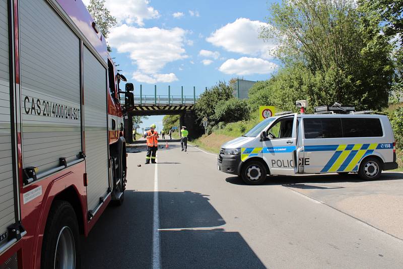 Dopravní nehoda na kraji Benešova a její následky.