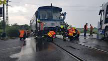 Střet autobusu a vlaku na železničním přejezdu u obce Struhařov 14. června 2020