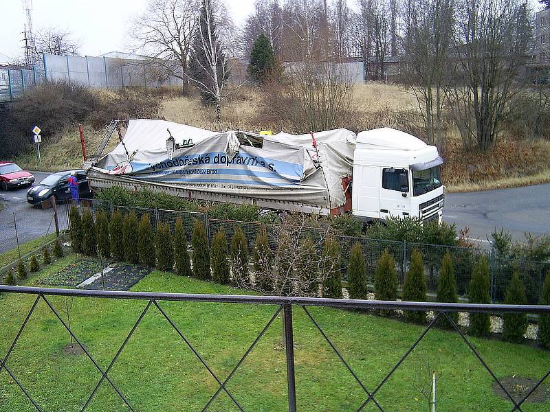 Mosty na silnici I/3 projdou do opravou která má skončit na začátku září. Poškozuje je těžká doprava na nich i pod nimi. Například v Máchově ulici už uvízla řada kamionů.