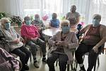 Cíl v domovech seniorů: dvě roušky na obyvatele