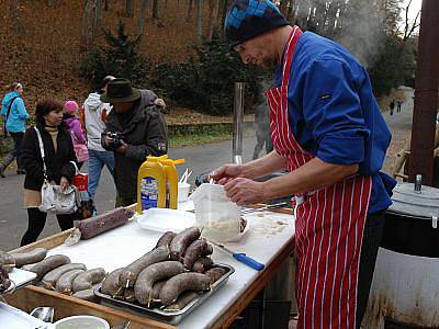 Vůně zabijačkových pochoutek zlákala snad každého kolemjdoucího. 