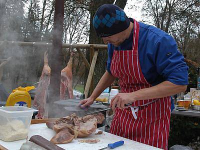 Vůně zabijačkových pochoutek zlákala snad každého kolemjdoucího. 