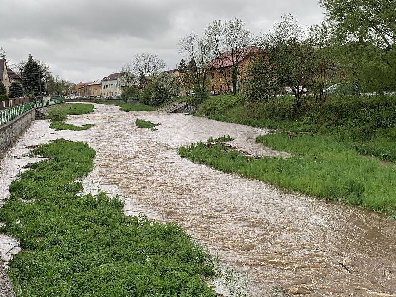 Červený potok v Hořovicích po deštích v polovině května 2021 dosáhl 2. povodňového stupně.